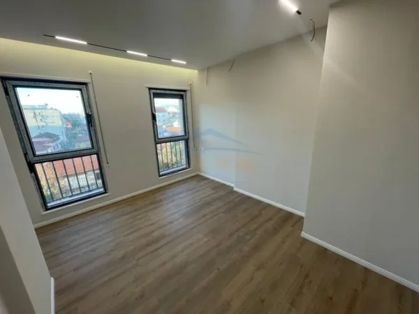 Tirane, shitet apartament 2+1+Ballkon Kati 3, 86 m² 215.000 € (Pazari i Ri)