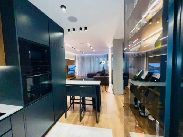 Tirane, shitet apartament 2+1+Ballkon , 105 m² 247.000 € (Pallati me shigjeta)