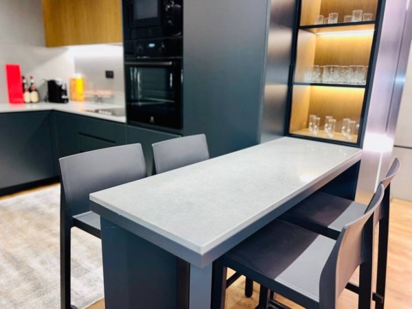 Tirane, shitet apartament 2+1+Ballkon , 105 m² 247.000 € (Pallati me shigjeta)