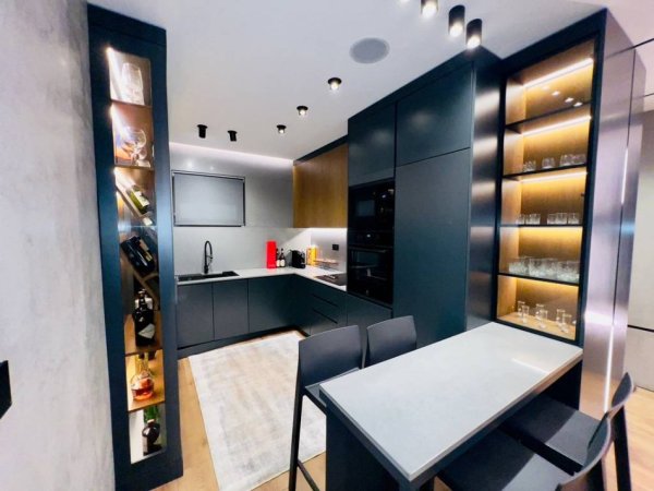 Tirane, shitet apartament 2+1+Ballkon , 105 m² 247.000 € (Pallati me shigjeta)