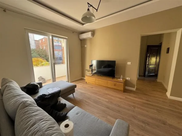 Tirane, jepet me qera apartament 1+1+Ballkon Kati 4, 65 m² 550 € (STACIONI TRENIT)