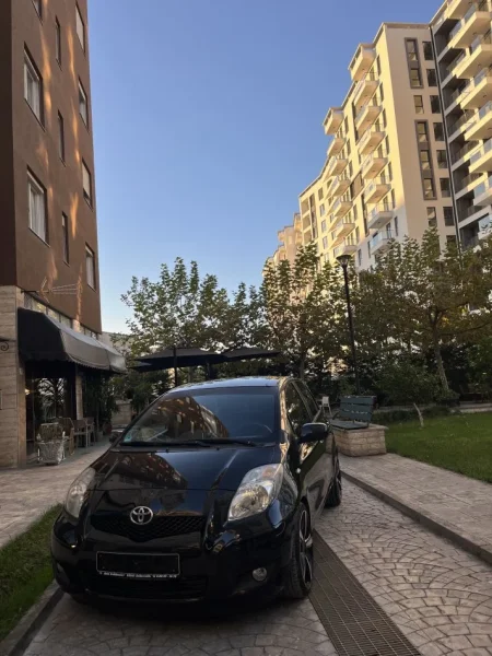 Tirane, shitet makine Toyota Yaris 1.4 Nafte, e zeze manuale Klima 202 km