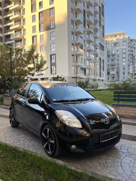Tirane, shitet makine Toyota Yaris 1.4 Nafte, e zeze manuale Klima 202 km