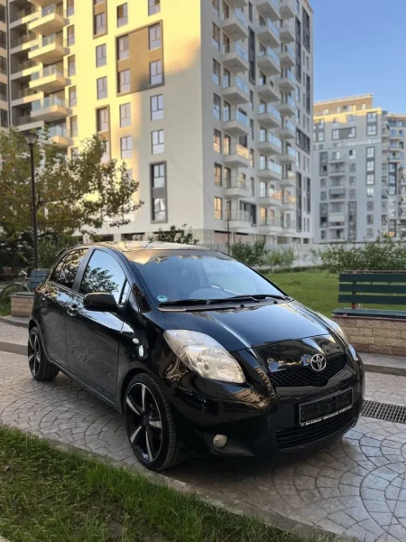 Tirane, shitet makine Toyota Yaris 1.4 Nafte, e zeze manuale Klima 202 km