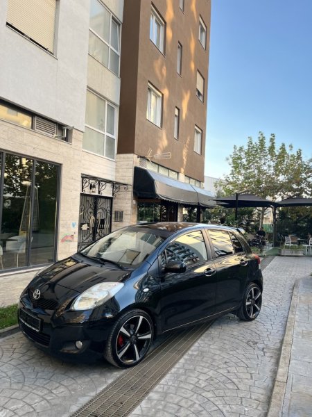 Tirane, shitet makine Toyota Yaris 1.4 Nafte, e zeze manuale Klima 202 km