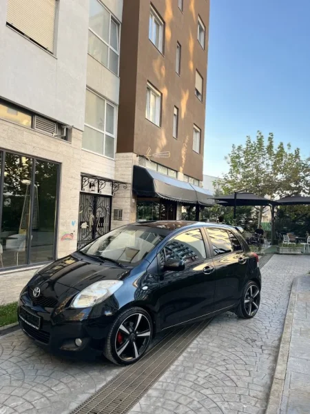 Tirane, shitet makine Toyota Yaris 1.4 Nafte, e zeze manuale Klima 202 km