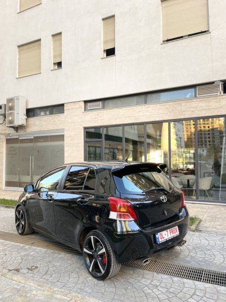 Tirane, shitet makine Toyota Yaris 1.4 Nafte, e zeze manuale Klima 202 km