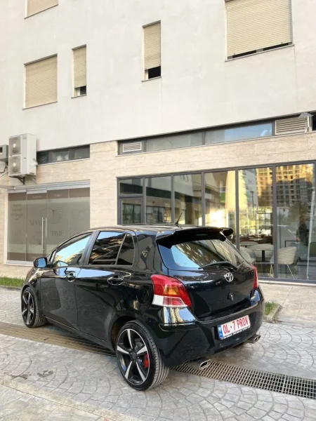 Tirane, shitet makine Toyota Yaris 1.4 Nafte, e zeze manuale Klima 202 km