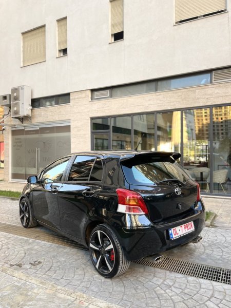 Tirane, shitet makine Toyota Yaris 1.4 Nafte, e zeze manuale Klima 202 km