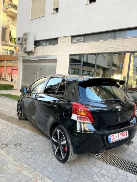 Tirane, shitet makine Toyota Yaris 1.4 Nafte, e zeze manuale Klima 202 km