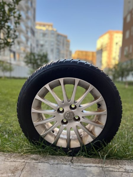 Tirane, shitet makine Toyota Yaris 1.4 Nafte, e zeze manuale Klima 202 km