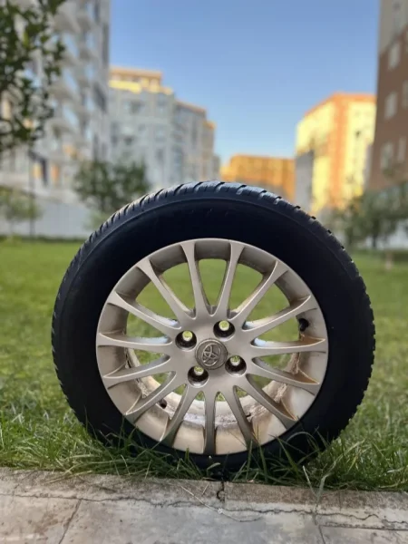 Tirane, shitet makine Toyota Yaris 1.4 Nafte, e zeze manuale Klima 202 km