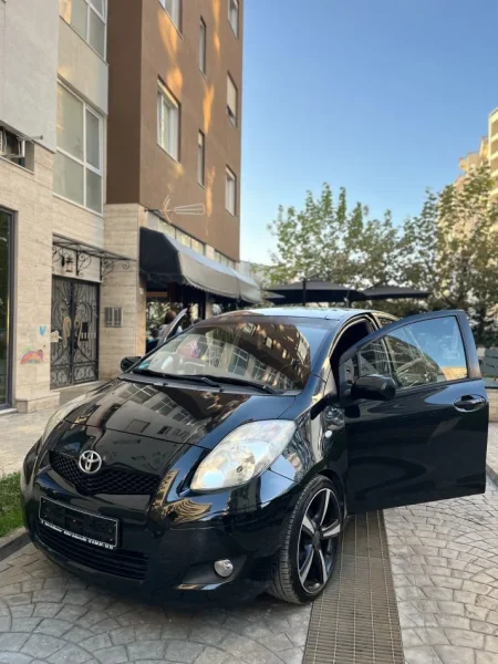 Tirane, shitet makine Toyota Yaris 1.4 Nafte, e zeze manuale Klima 202 km
