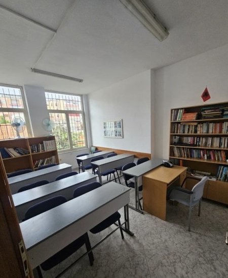 Tirane, jepet me qera ambjent biznesi Kati 2, 190 m² 1.400 € (rruga Bardhyl prane Bolv)