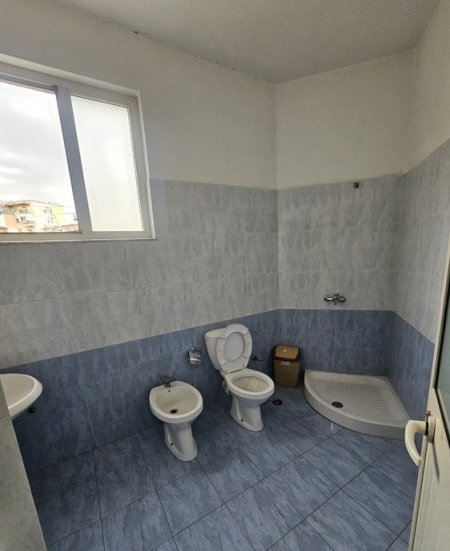 Tirane, jepet me qera ambjent biznesi Kati 2, 190 m² 1.400 € (rruga Bardhyl prane Bolv)