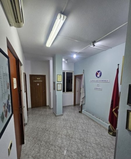 Tirane, jepet me qera ambjent biznesi Kati 2, 190 m² 1.400 € (rruga Bardhyl prane Bolv)