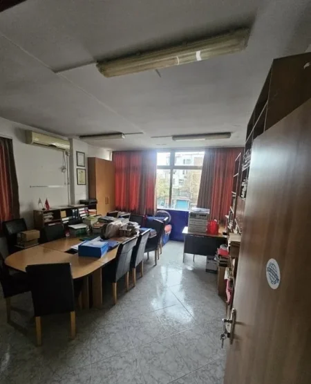 Tirane, jepet me qera ambjent biznesi Kati 2, 190 m² 1.400 € (rruga Bardhyl prane Bolv)