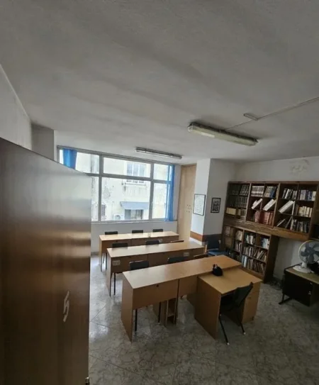 Tirane, jepet me qera ambjent biznesi Kati 2, 190 m² 1.400 € (rruga Bardhyl prane Bolv)