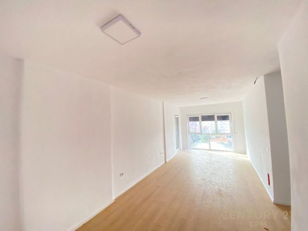 Tirane, jepet me qera ambjent biznesi Kati 5, 95 m² 800 € (Rruga Bardhyl)