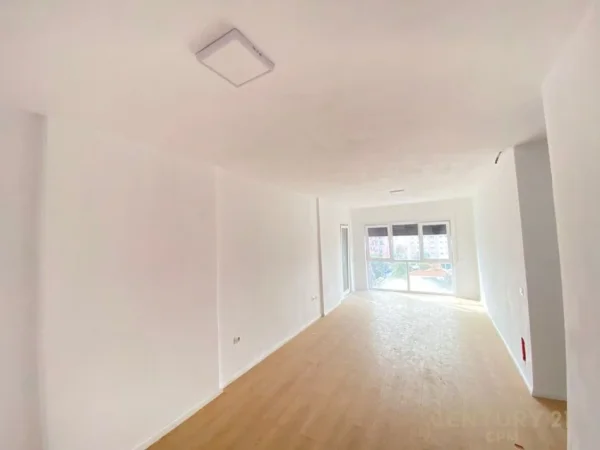 Tirane, jepet me qera ambjent biznesi Kati 5, 95 m² 800 € (Rruga Bardhyl)