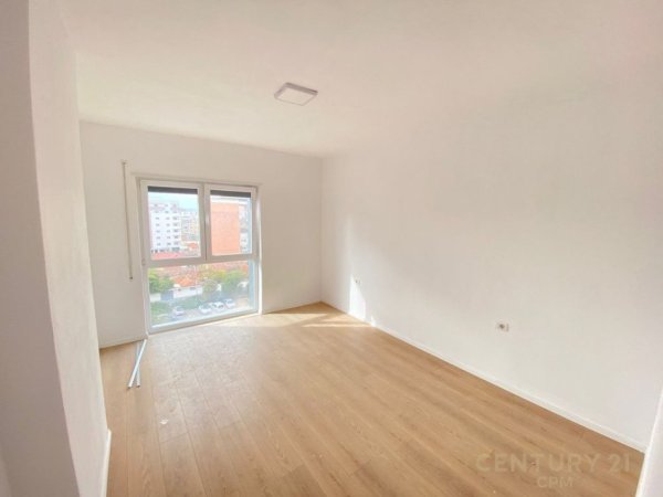 Tirane, jepet me qera ambjent biznesi Kati 5, 95 m² 800 € (Rruga Bardhyl)