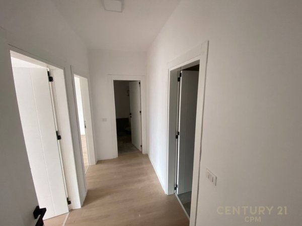 Tirane, jepet me qera ambjent biznesi Kati 5, 95 m² 800 € (Rruga Bardhyl)