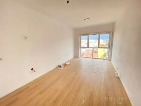 Tirane, jepet me qera ambjent biznesi Kati 4, 56 m² 600 € (Rruga bardhyl)