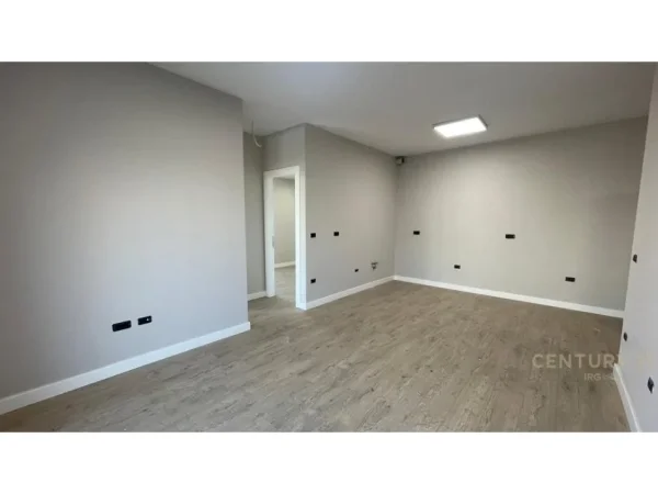 Tirane, jepet me qera apartament 2+1 Kati 2, 73 m² 650 € (Shkolla e Kuqe)