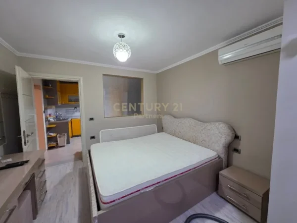 Tirane, jepet me qera apartament 2+1 Kati 3, 76 m² 900 € (Qender)