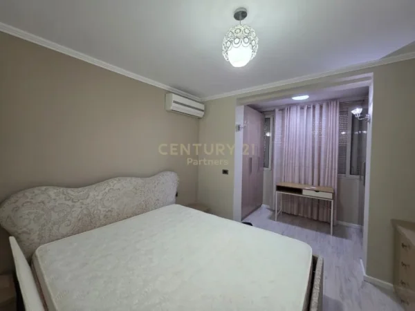 Tirane, jepet me qera apartament 2+1 Kati 3, 76 m² 900 € (Qender)