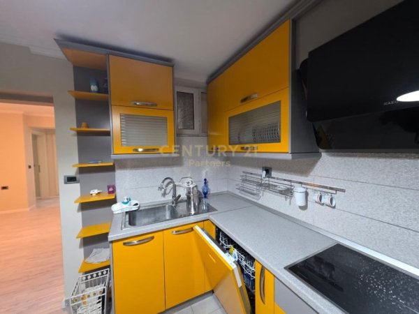 Tirane, jepet me qera apartament 2+1 Kati 3, 76 m² 900 € (Qender)