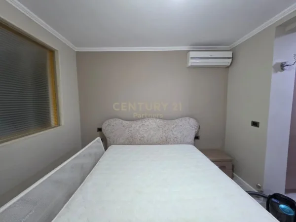 Tirane, jepet me qera apartament 2+1 Kati 3, 76 m² 900 € (Qender)