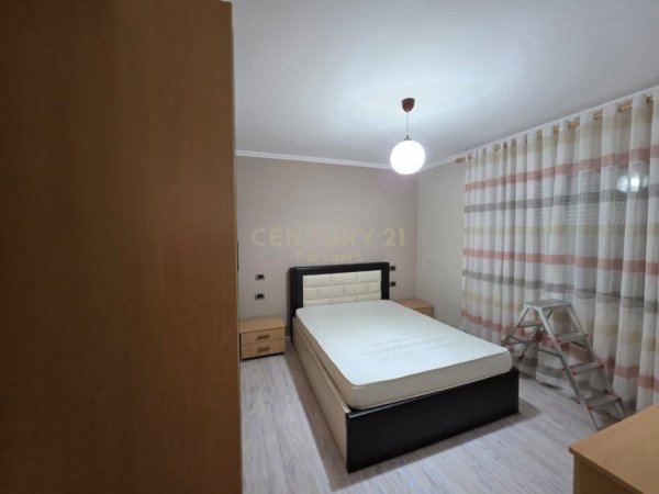 Tirane, jepet me qera apartament 2+1 Kati 3, 76 m² 900 € (Qender)