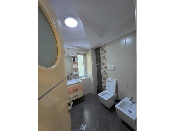 Tirane, jepet me qera apartament 2+1 Kati 3, 76 m² 900 € (Qender)