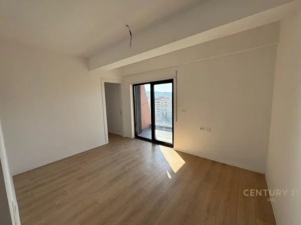 Tirane, shitet apartament 3+1 Kati 7, 460.000 m² (Rruga e Kavajes)