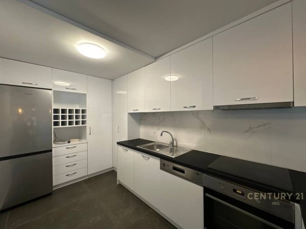 Tirane, shes Vile 2+1+Ballkon Kati 2, 220 m² 650.000 € (Teg)