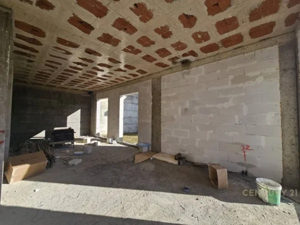 Tirane, shitet Vile 2+1+Ballkon Kati 1, 184 m² 500.000 € (Liqeni Farkes)