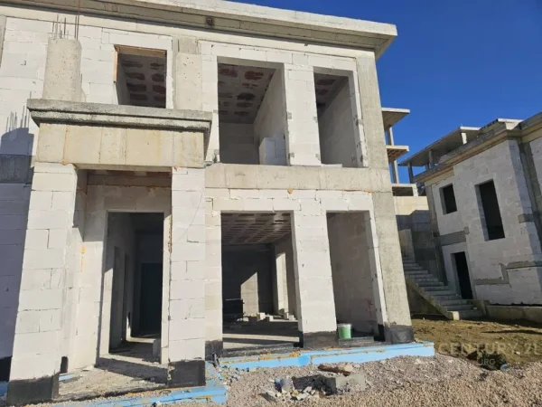 Tirane, shitet Vile 2+1+Ballkon Kati 1, 184 m² 500.000 € (Liqeni Farkes)