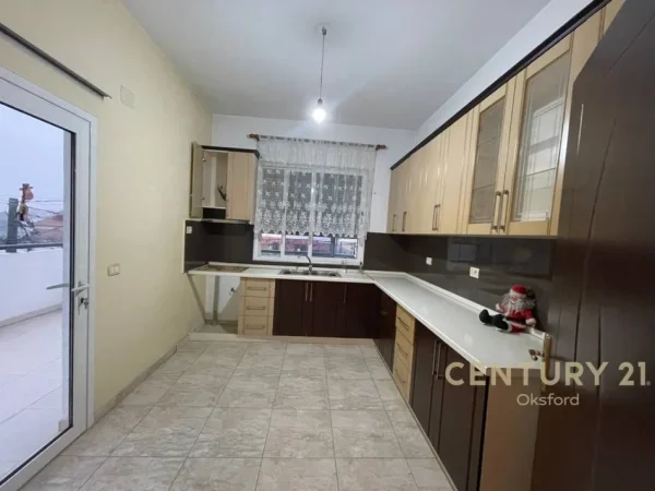 Tirane, shitet apartament 3+1+Ballkon Kati 2, 151 m² 197.000 € (Shkoze)