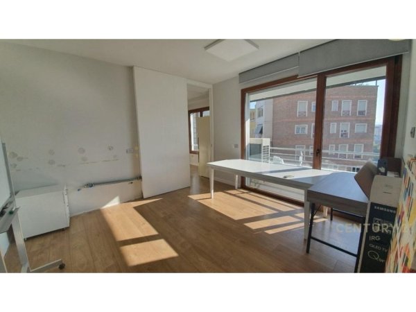 Tirane, jepet me qera zyre Kati 7, 200 m² 3.000 € (Delijorgji)