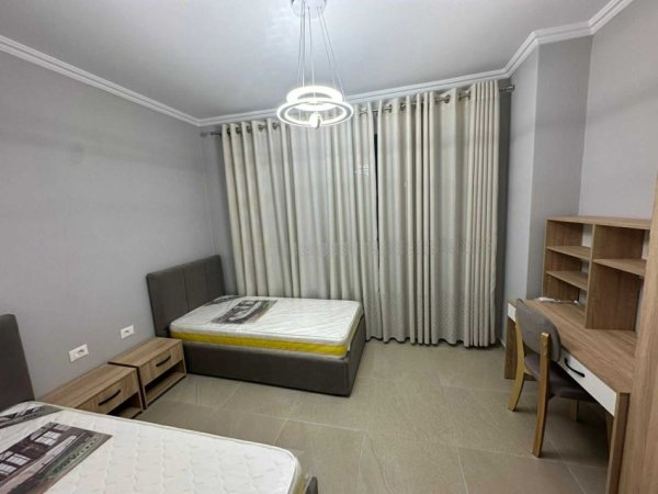 Tirane, jepet me qera apartament 2+1+Aneks+Ballkon Kati 2, 110 m² 1.100 € 