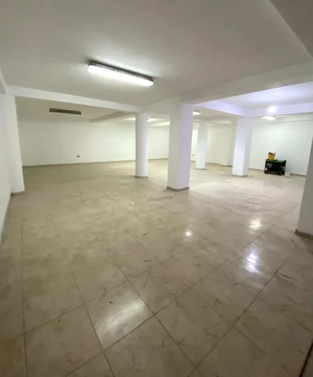 Tirane, jepet me qera ambjent biznesi Kati 0, 286 m² 1.000 € (Rruga Dritan Hoxha)