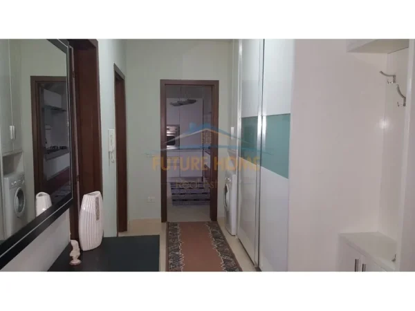 Tirane, jepet me qera apartament 1+1+Ballkon Kati 3, 83 m² 550 € (Pazar i Ri)