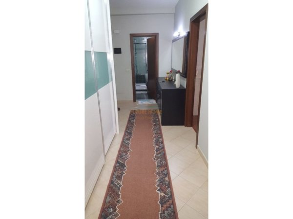 Tirane, jepet me qera apartament 1+1+Ballkon Kati 3, 83 m² 550 € (Pazar i Ri)