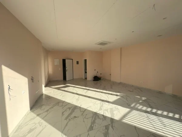 Tirane, jepet me qera ambjent biznesi Kati 3, 70 m² 899 € (Lake View)