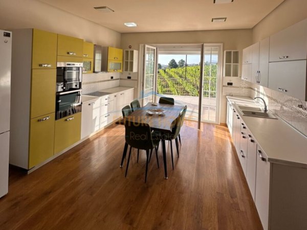 Tirane, qera Vile 3 kateshe, 250 m² Kompleksin e vilave Colombo 2, TEG. 1600€