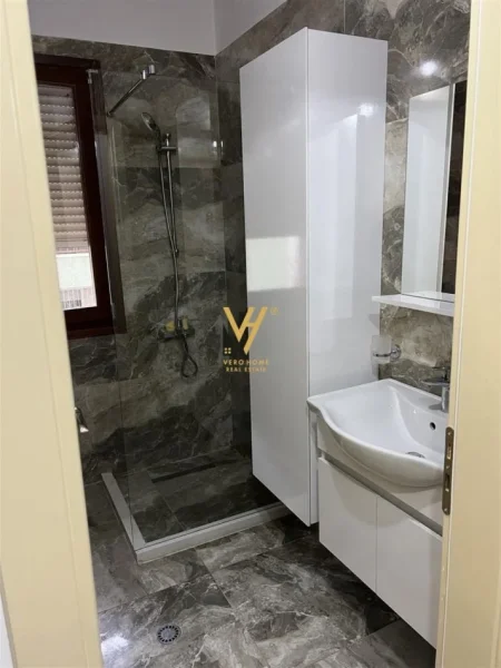 Tirane, jepet me qera apartament 2+1+Ballkon Kati 2, 98 m² 800 € (KOPSHTI BOTANIK)
