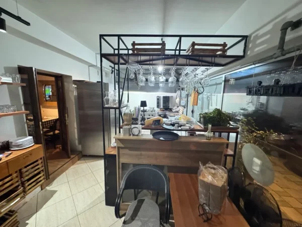 Tirane, shitet bar-resorant Kati 1,