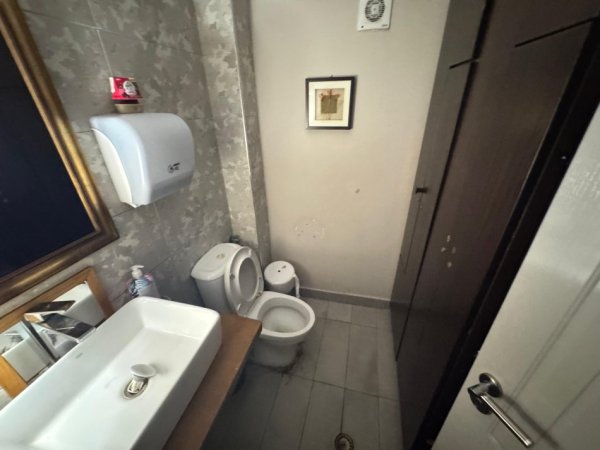 Tirane, shitet bar-resorant Kati 1, 