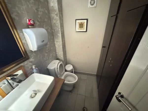 Tirane, shitet bar-resorant Kati 1,